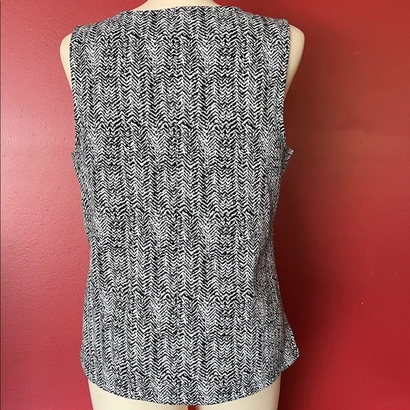 Like new Banana Republic black and white Monochrome Sleeveless Top - Picture 6 of 10